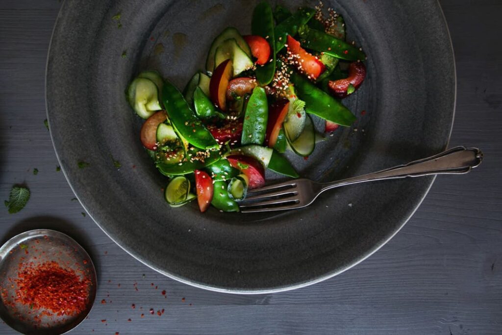 Zuckerschoten-Pflaumen-Salat