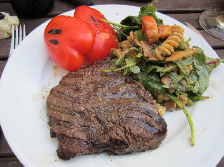 Gegrilltes Black Angus Filet mit mediterranem Nudelsalat