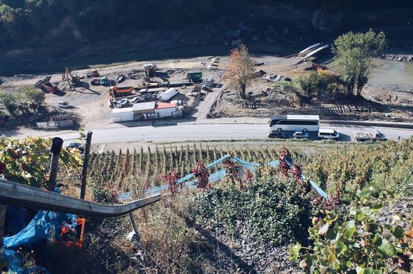 Blick auf das Weingut Kreuzberg nach der Flutkatastrophe 2021