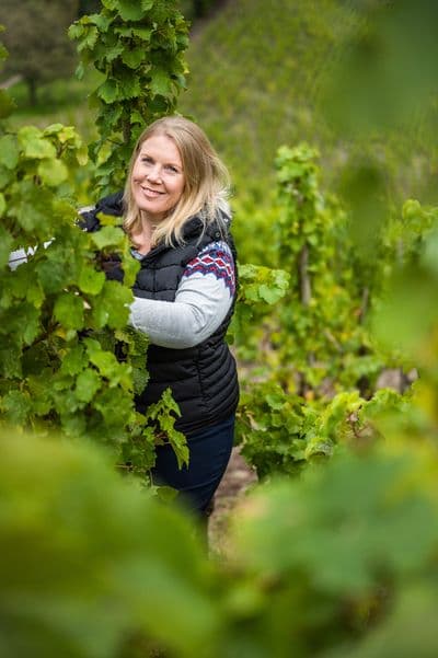 Dorothee Zilliken im Weinberg