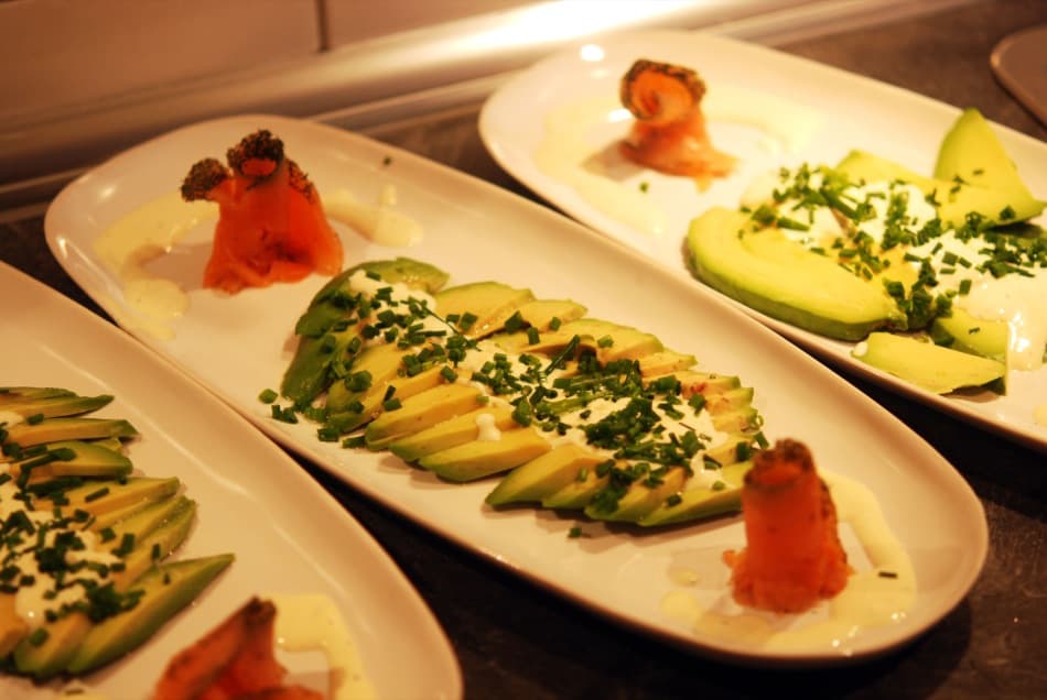 Avocado-Carpaccio mit Graved Lachs Rosen und Crème Frâiche