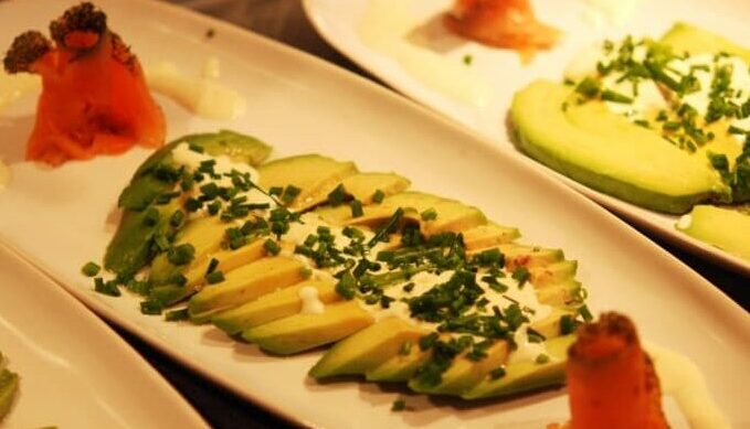 Avocado-Carpaccio mit Graved Lachs Rosen und Crème Frâiche