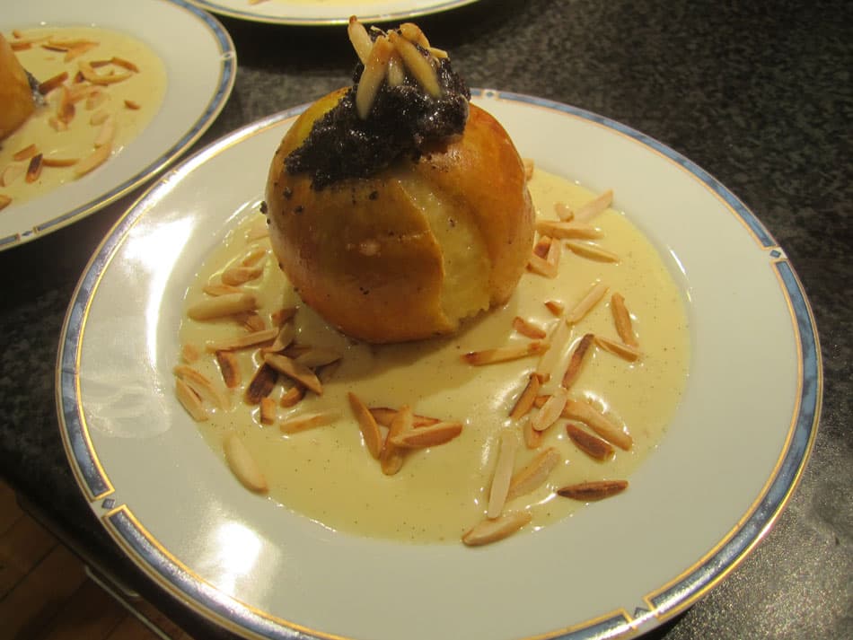 Heißer Bratapfel mit Mohn und selbstgemachter Vanillesauce