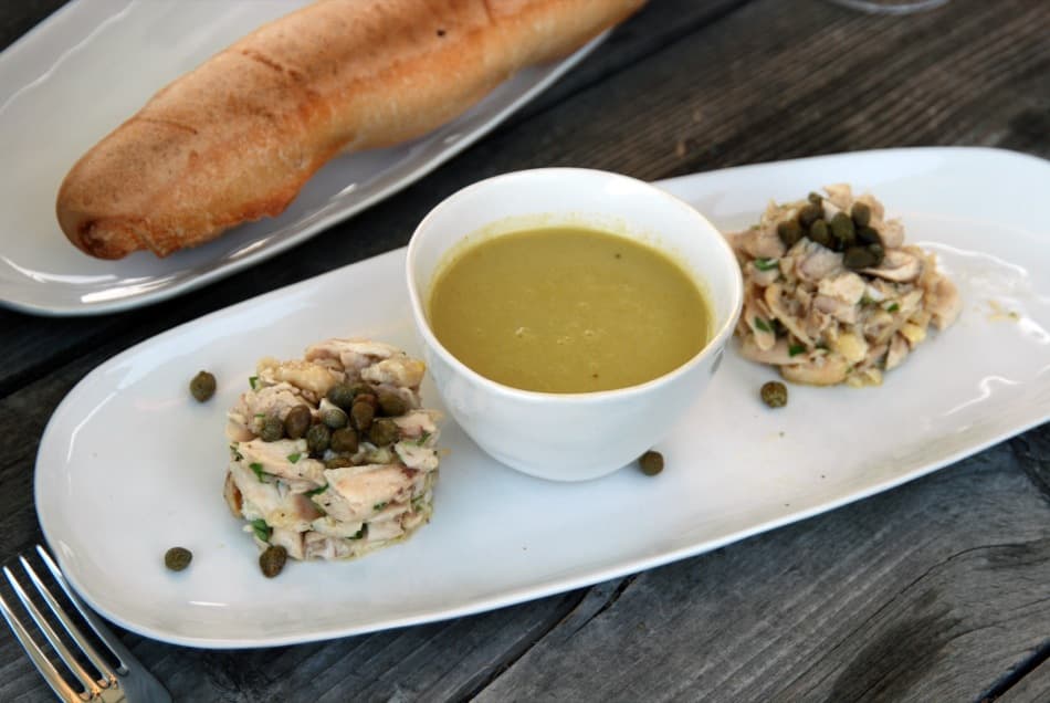 Frischer Turm vom Hähnchen-Flügel-Fleisch mit Zitrone