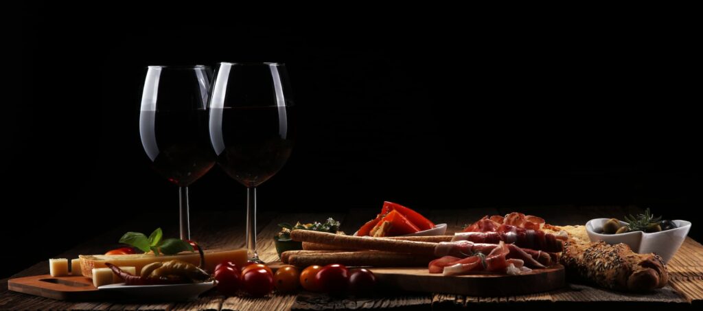 Rotwein und diverse Antipasti-Variationen, welchen Wein zu welchem Essen wählen?