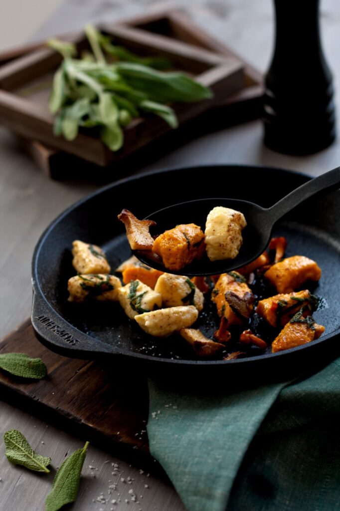 Kürbisgnocchi in Salbeibutter mit Pilzen