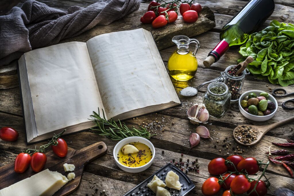 Rezeptebuch mit diversen Zutaten