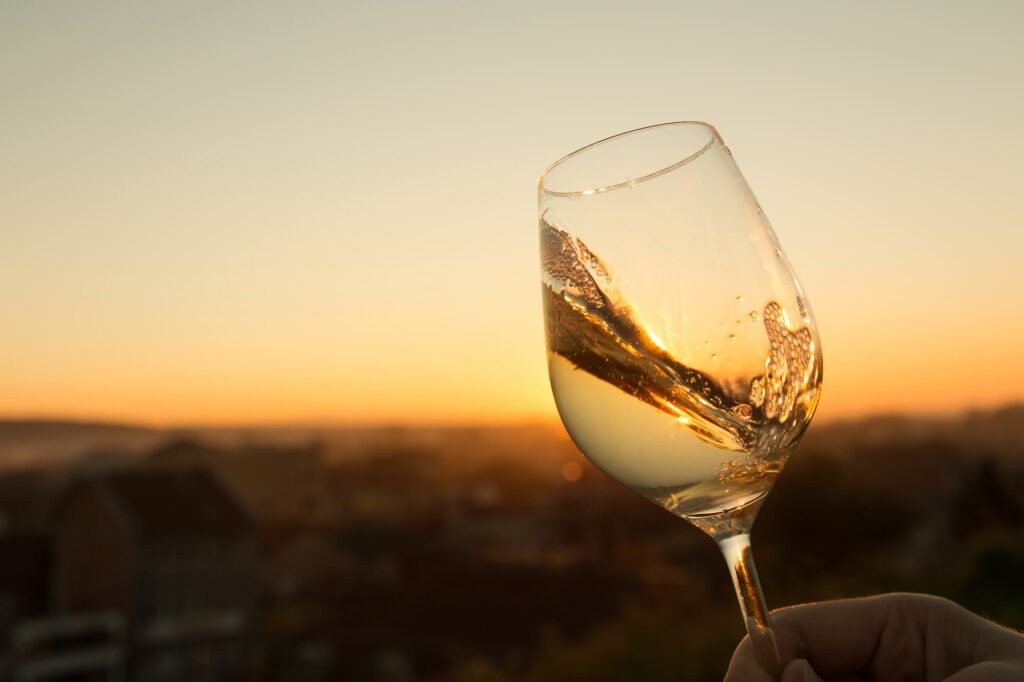 Blanc de Noir: Weinglas im Sonnenuntergang