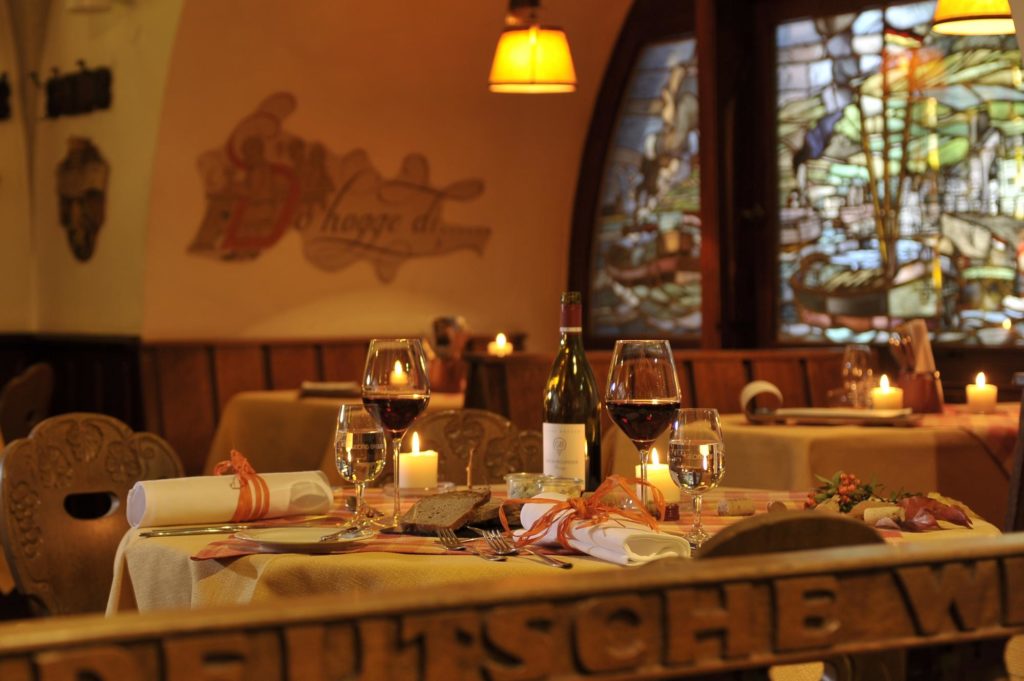 Gedeckter Tisch im Breuer's Rüdesheimer Schloss