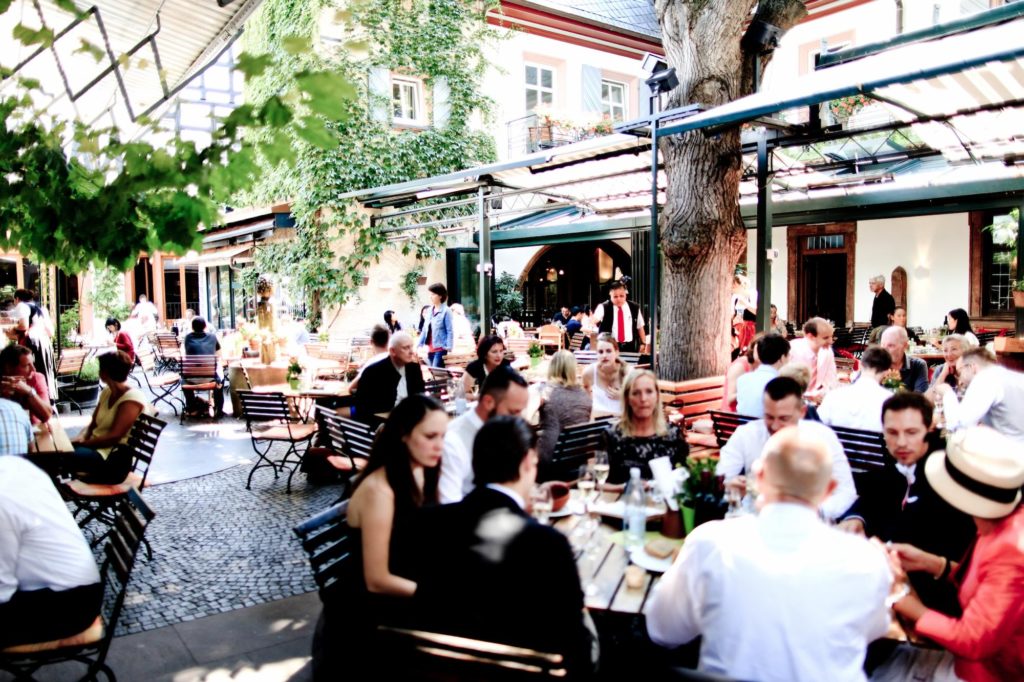 Terrasse mit vielen Menschen, Breuer's Rüdesheimer Schloss