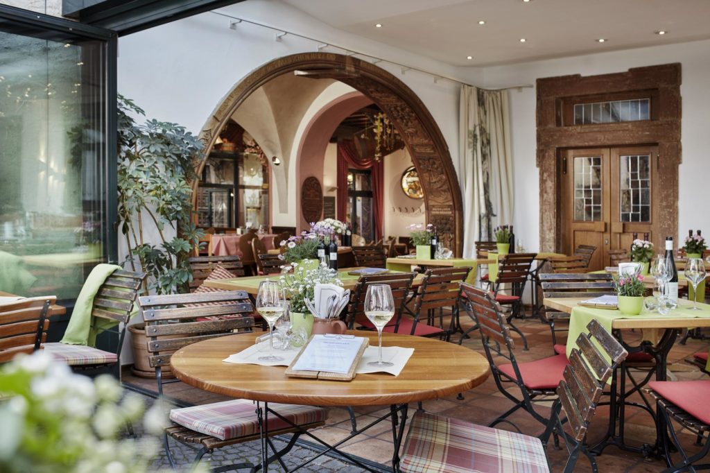 Terrasse im Breuer's Rüdesheimer Schloss