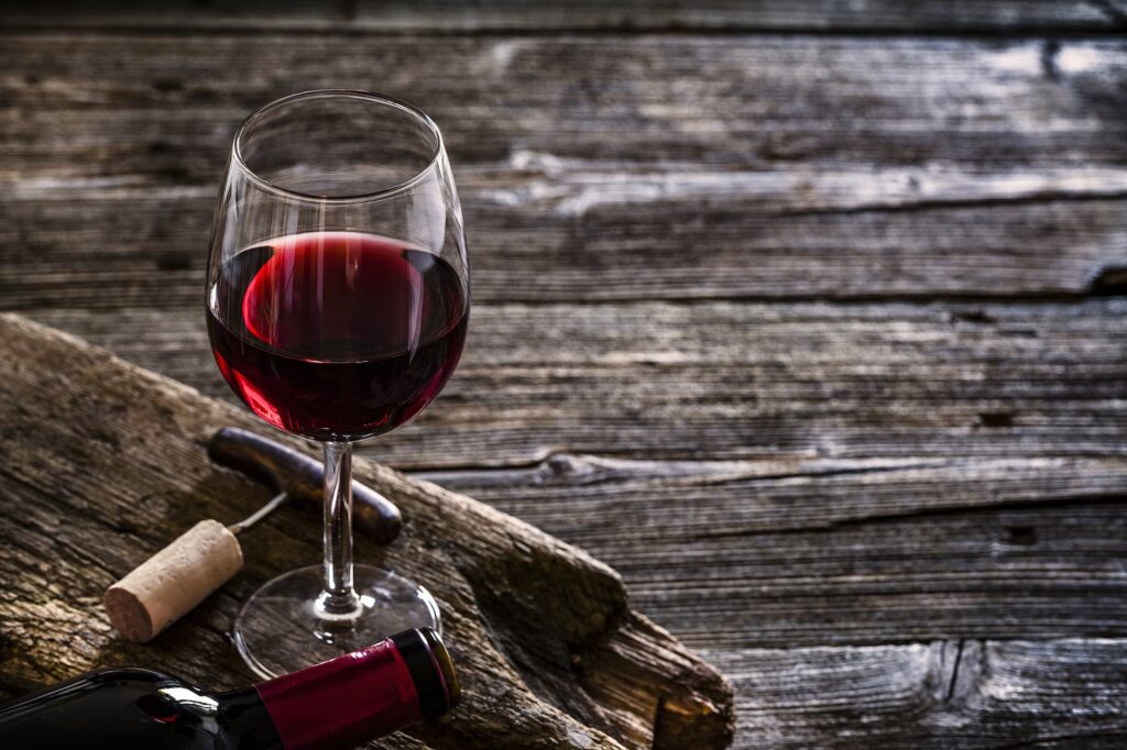 Rotwein aus dem Barrique-Fass mit Korkenzieher