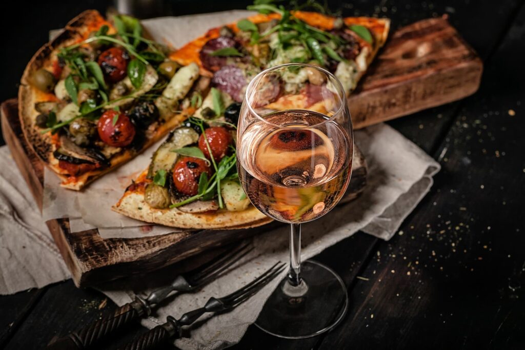 Weißwein zur Pizza mit Gemüse
