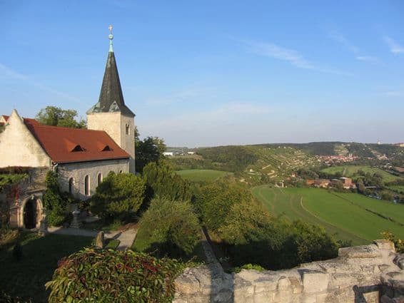 Aussenansicht des Weinguts Pawis im Weingebiet Saale-Unstrut mit Blick in das Tal