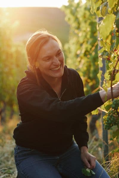 Caroline Diel, Besitzerin des Schlossgut Diel, im Weinberg