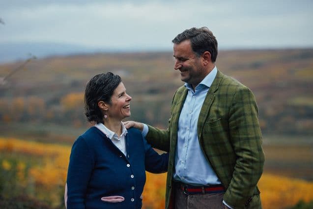 Ivonne und Johannes von Schönburg vor einer Weinbergskulisse