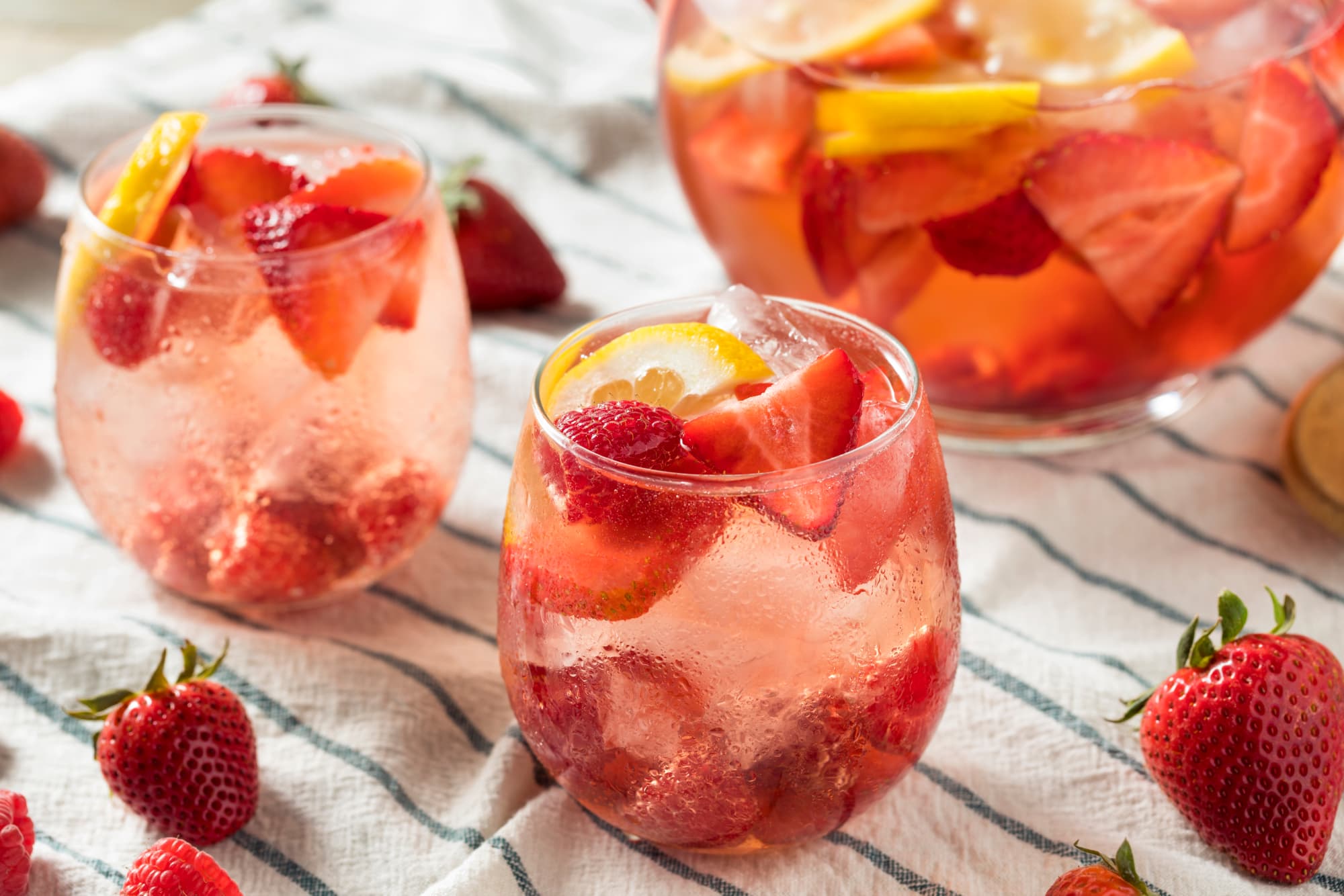 Gekühlte Erdbeer-Bowle in Gläsern