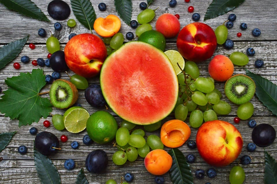 Früchte-Mix: Melone, Trauben, Pflaume, Aprikosen, Blaubeeren, Pfirsich, Kiwi, Limette
