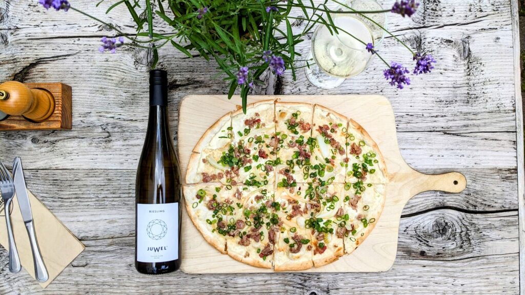 Vineyard Hamburg, Flammkuchen klassisch mit passendem Wein