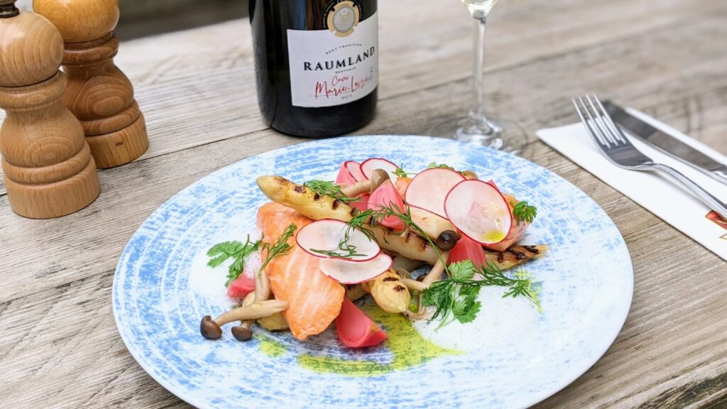 Vineyard Hamburg, Lachs mit Gemüse