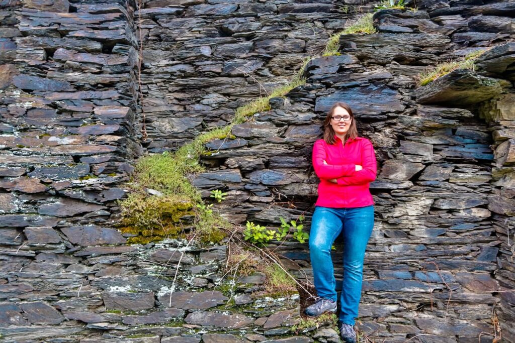 Cecilia Jost, Inhaberin des Weinguts Toni Jost auf einer Treppe aus Schiefer im Weinberg