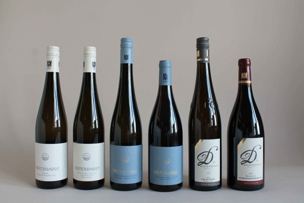 Das Weinpaket im Monat März. Sechs nebeneinander Aufgereihte Weinflaschen vom Weingute Diefenhardt