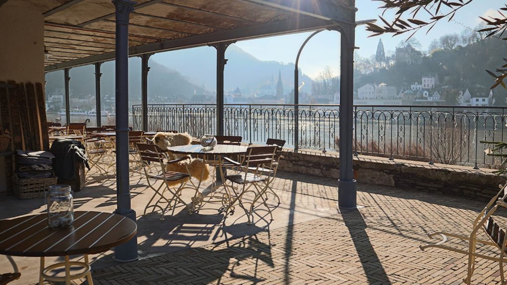 Terrasse mit Blick über die Mosel nach Trarbach