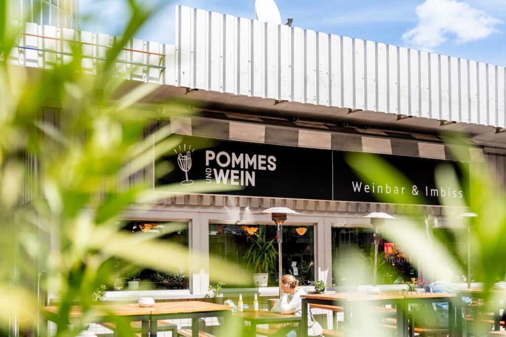 Pommes_Wein_Aussenansicht_gleamlab.de
