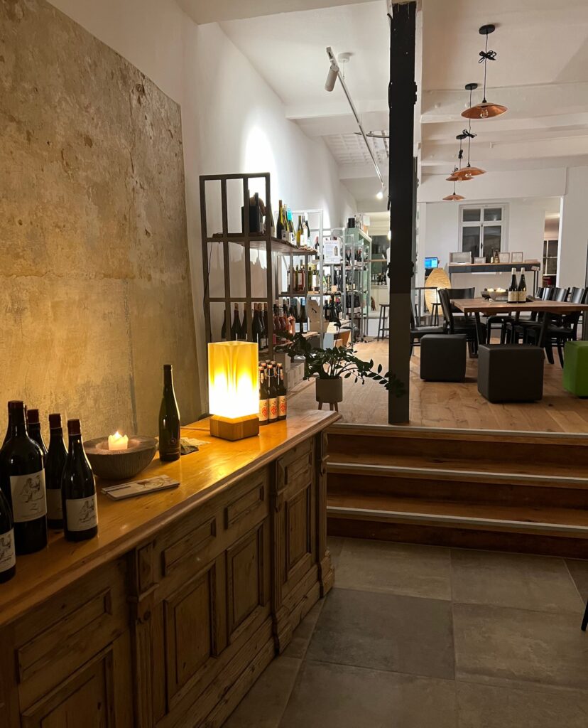 Innenraum im to:mas Die Weinbar