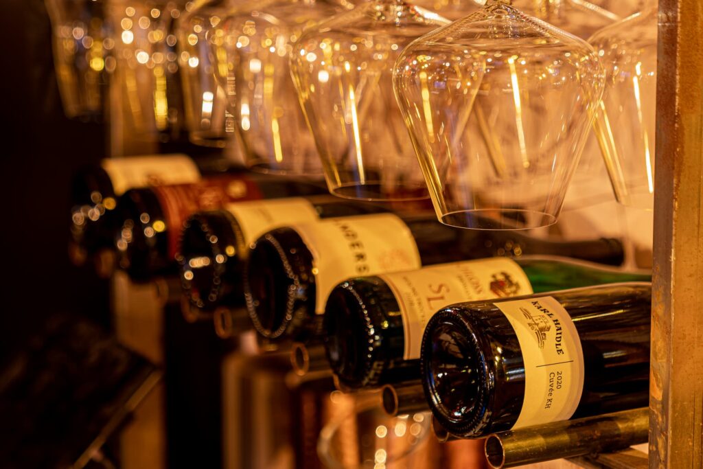 Spelunkerei Stuttgart Weine und Weingläser im Regal